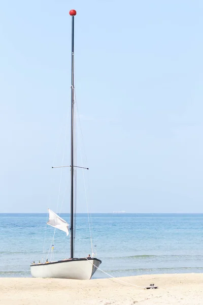 Boat with mast on the background of the sea — 스톡 사진