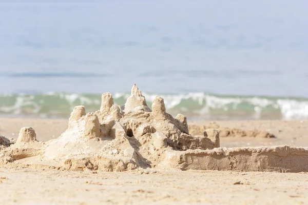 Castello di sabbia sullo sfondo del mare — Foto Stock