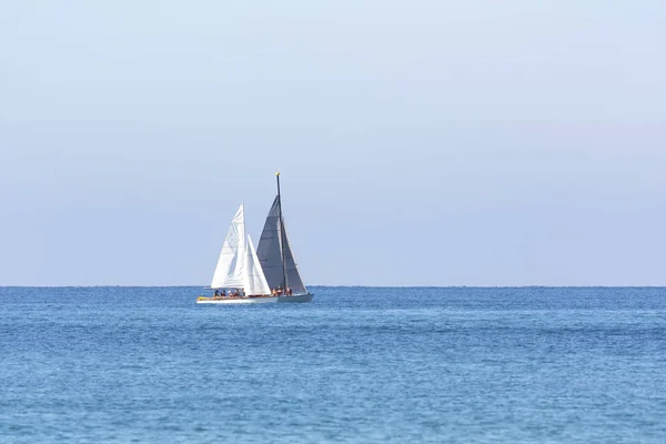 Due barche a vela stanno navigando verso il mare — Foto Stock