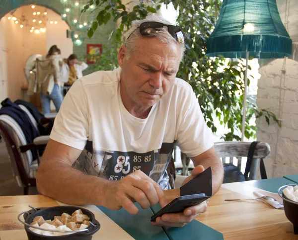 Un hombre de edad sentado en un café —  Fotos de Stock