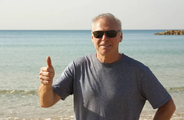 Чоловік старше 60 років показує жест все добре — стокове фото