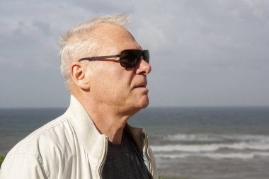 Denizin arka planında başarılı bir matör.