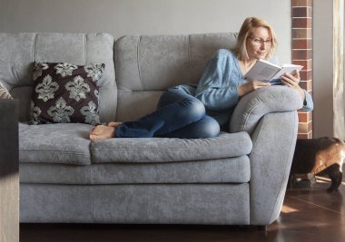 kadın kanepede kitap okuma