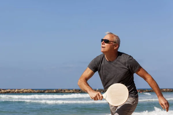Портрет чоловіка, який грає в пляжний теніс — стокове фото