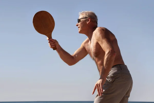 Портрет человека, играющего в пляжный теннис — стоковое фото
