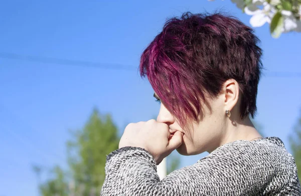 Retrato de una chica melancólica con el pelo corto de color rosa — Foto de Stock