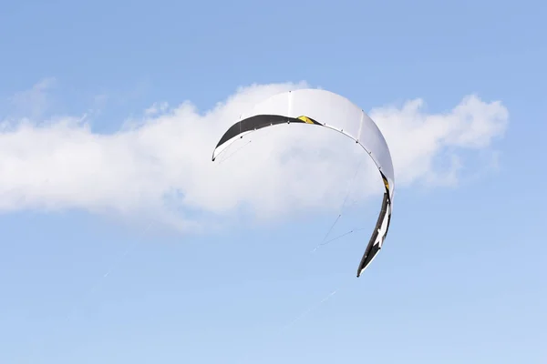 Kiteboarding branco pipa no fundo de uma nuvem branca no céu azul — Fotografia de Stock