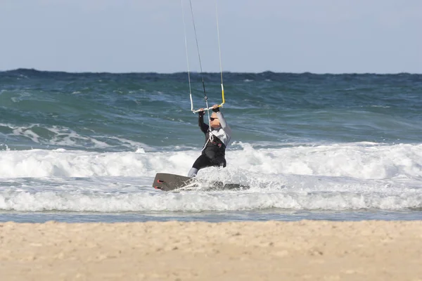 Un uomo sopra i 60 anni guida un kiteboarding — Foto Stock