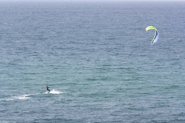 Kitesurfer deslizando através da água como um fundo — Fotografia de Stock