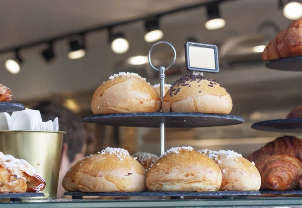 Bollos en el mostrador de una pastelería — Foto de Stock