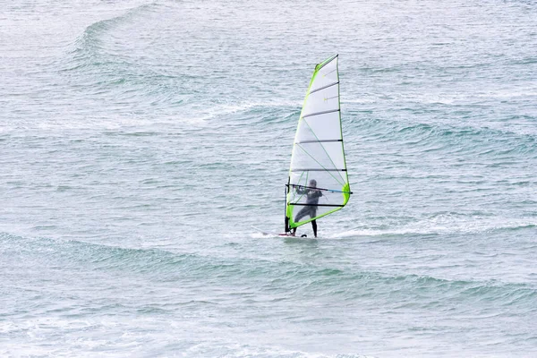 Facet Ślizga Się Żaglu Windsurfingowym Wodzie Pochmurny Dzień — Zdjęcie stockowe
