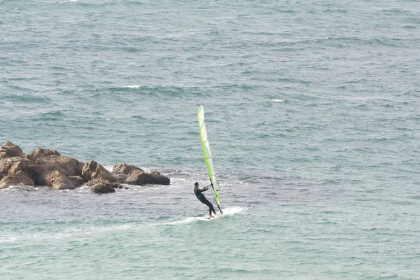 Cara Desliza Uma Vela Windsurf Água Dia Nublado — Fotografia de Stock