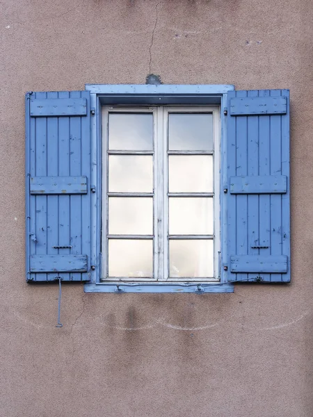 Блакитне Вікно Старими Дерев Яними Віконницями — стокове фото