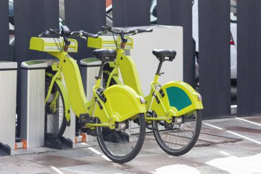 Çevre taşımacılığı kavramı olarak yeşil e-motorlar ortak park alanında yer almaktadır