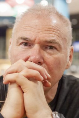 Düşüncelere dalmış yaşlı bir adamın portresi