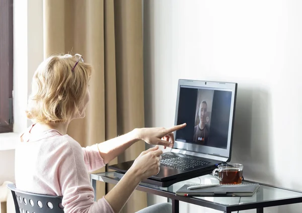 Uma mulher falando no skype no escritório em casa — Fotografia de Stock