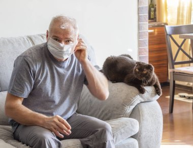 Bir adam ve kedisi ev karantinasındalar.