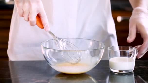 Les Mains Gantées Des Femmes Fouettent Les Œufs Dans Bol — Video