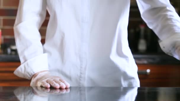Руки Медицинских Перчатках Стерилизуют Фрукты Антибактериальной Тканью — стоковое видео