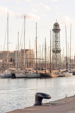 Günbatımında yatların arka planında Bollard