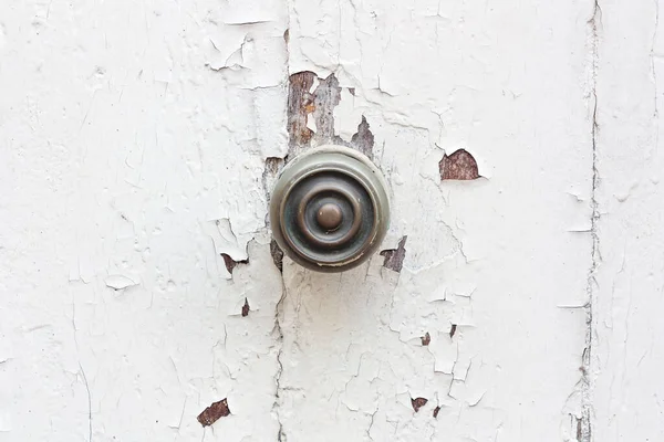 Una Manija Redonda Bronce Una Vieja Puerta Madera Pintada Blanco — Foto de Stock