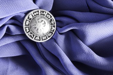 Kumaş üzerine broş