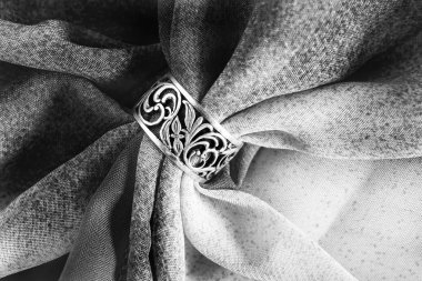 Üzerine kumaş yüzük