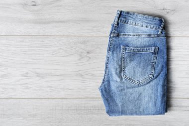 Ahşap zemin üzerinde kot pantolon