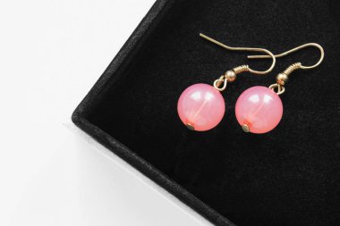 bir kutu içinde küpe