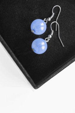 bir kutu içinde küpe