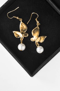 bir kutu içinde küpe