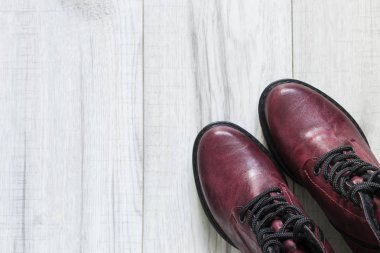 Bordo bağcıklı çizmeler