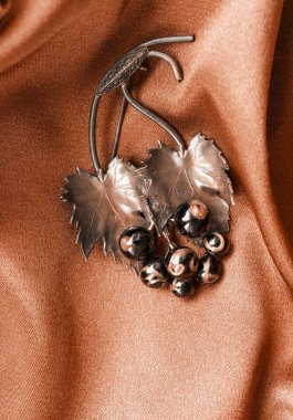 Broş saten üzerinde