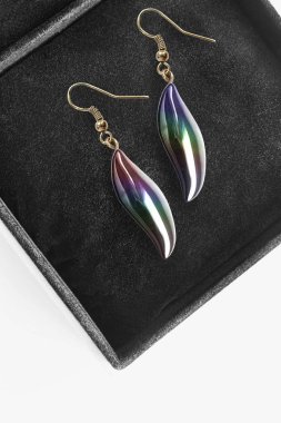 bir kutu içinde küpe