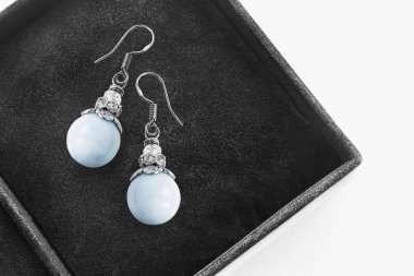 bir kutu içinde küpe