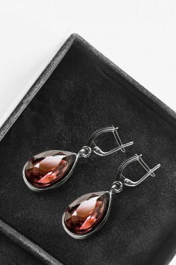 bir kutu içinde küpe