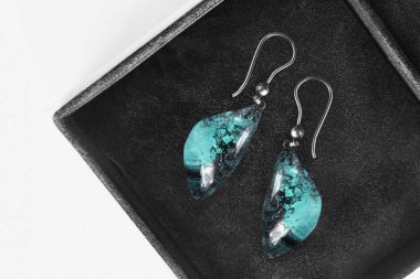 bir kutu içinde küpe