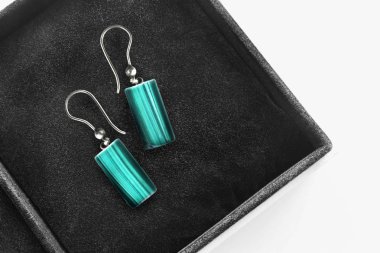 bir kutu içinde küpe