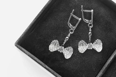 bir kutu içinde küpe