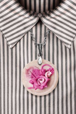 Kolye üzerinde bluz