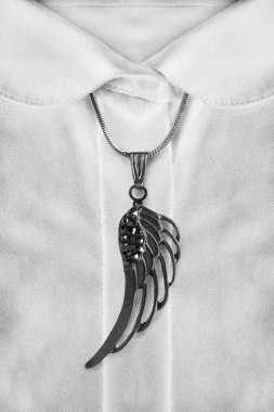 Kolye üzerinde bluz