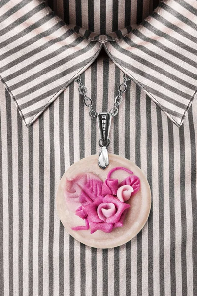 Kolye üzerinde bluz