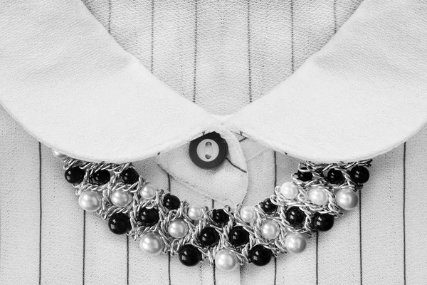 Ожерелье на блузке — стоковое фото