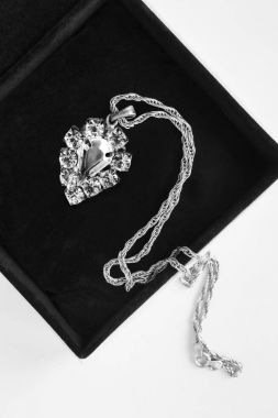 Bir kutu içinde kolye