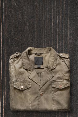 Ahşap arka plan üzerinde ceket