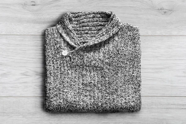 Sweter na podłoże drewniane — Zdjęcie stockowe