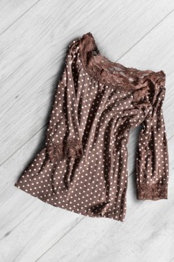 Ahşap arka plan üzerinde bluz