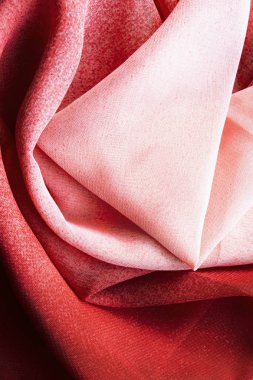 Soyut bol dökümlü ipek