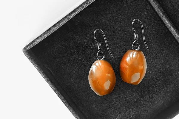 bir kutu içinde küpe