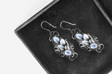 bir kutu içinde küpe